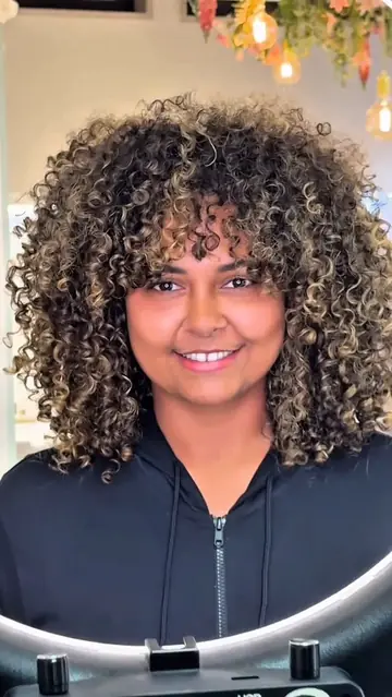 Iluminado sem perder a curvatura.