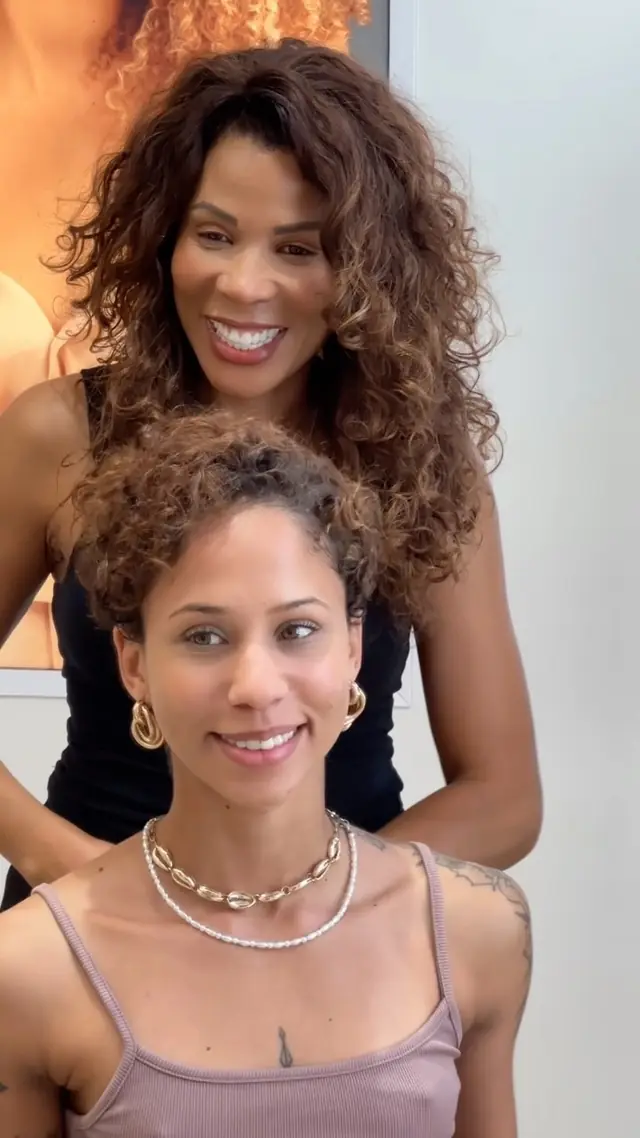 A Joana de pé atrás de uma cliente, as duas a sorrir depois do Big Chop