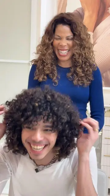 Do cabelo rapado aos caracóis.