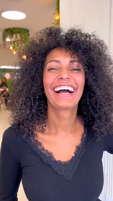 Cliente com caracóis definidos depois da terceira sessão do cronograma capilar