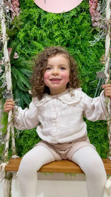 Stela, 2 aninhos, no baloiço do salão.